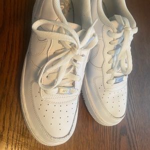 Nike Air Force 1 boy size 6Y perfect condition. Comes with crease protectors